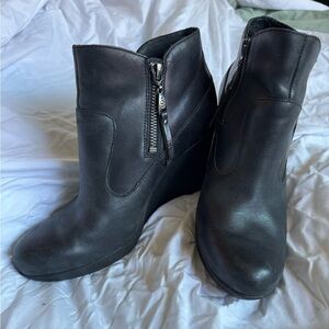 *UGG | Meredith 1009948 Black Wedge Leather Ankle Boots Size 7.5
